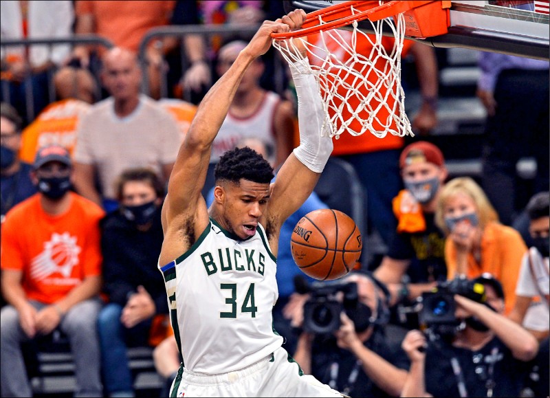 公鹿「字母哥」亞德托昆波突襲復出，身體看似已無大礙。（今日美國）