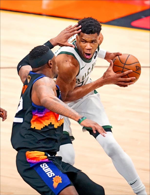 公鹿「字母哥」亞德托昆波（右）復出首戰繳出20分、17籃板。（今日美國）