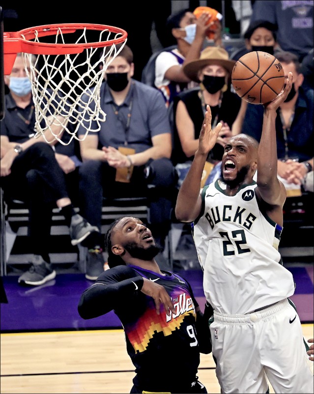 公鹿暌違47年首場總冠軍戰，米德爾頓（右）攻下全隊最高29分、7籃板。（歐新社）