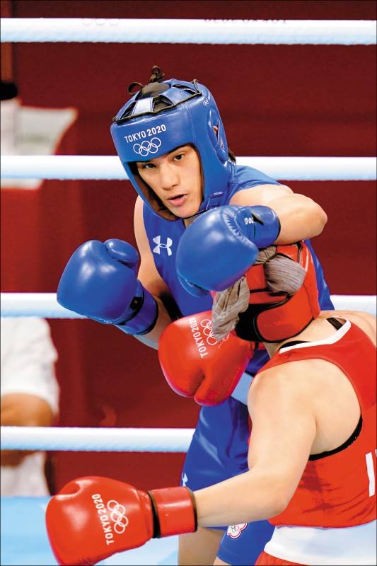 我國拳擊女將陳念琴（左）昨首戰擊退義大利卡里妮，旗開得勝。（美聯社）