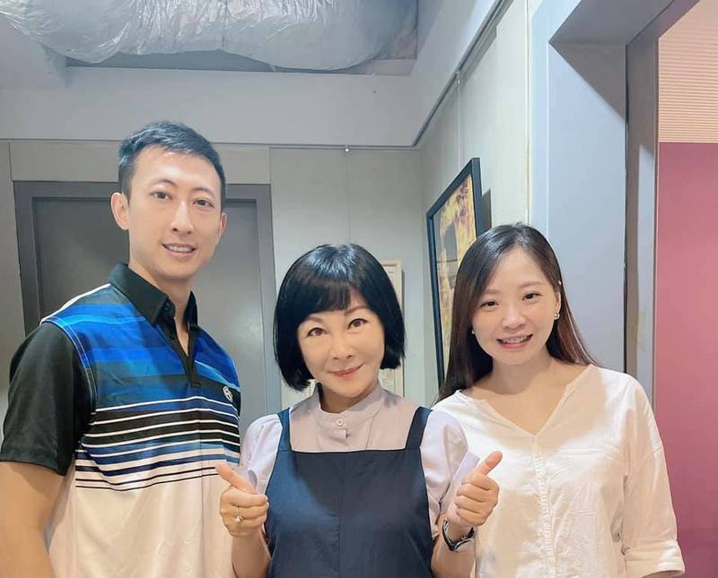 朱木炎（左）上吳淡如（中）的Podcast節目受訪。右為朱木炎妻子。（圖翻攝自吳淡如臉書）