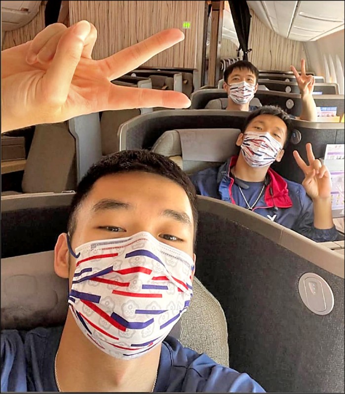 王齊麟（由前至後）在華航商務艙開心與李洋、王子維打卡。
（取自王齊麟臉書）