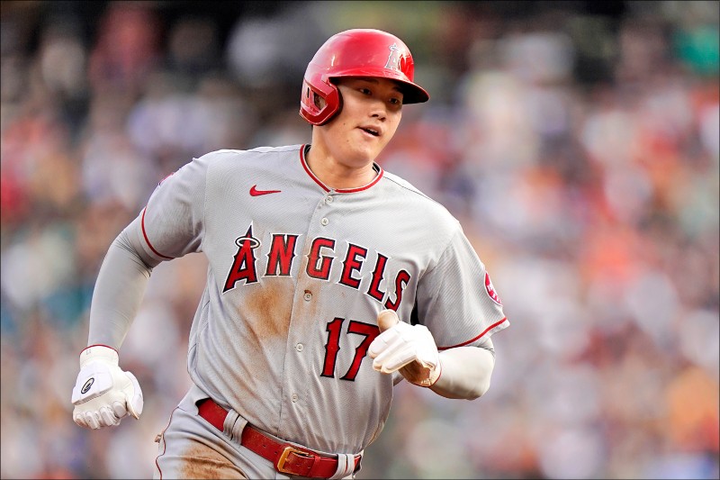 大谷翔平昨天首打席就敲安，並跑出本季第18次盜壘。（美聯社）