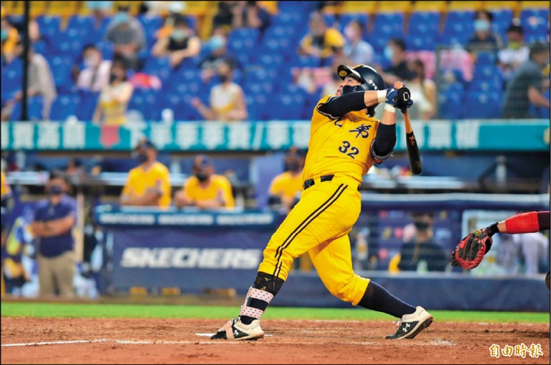 兄弟曾頌恩生涯首轟出爐。（記者廖耀東攝）