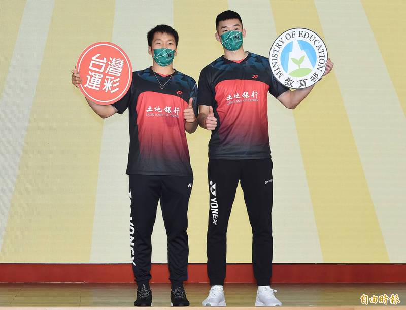羽球「黃金男雙」王齊麟（右）、李洋（左）19日出席台灣運彩記者會，兩人在結束隔離後首次公開露面。（記者廖振輝攝）