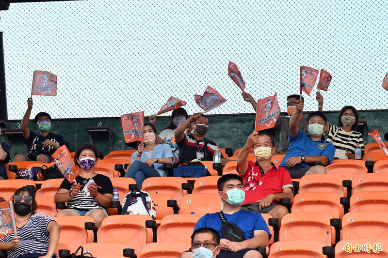 邀請胡智為父親胡國政開球，親友團搖旗吶喊助陣。（記者張忠義攝）