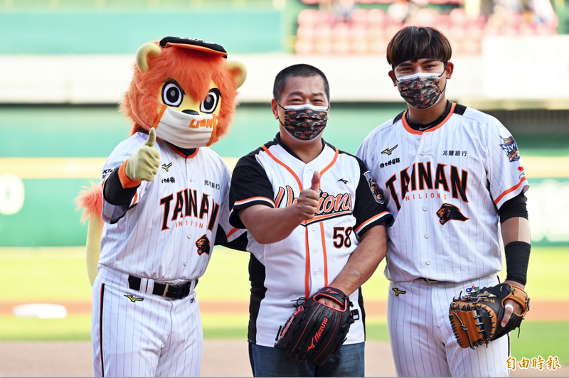 球團邀請胡智為父親胡國政開球，且特別安排開完球後就交給胡智為。（記者張忠義攝）