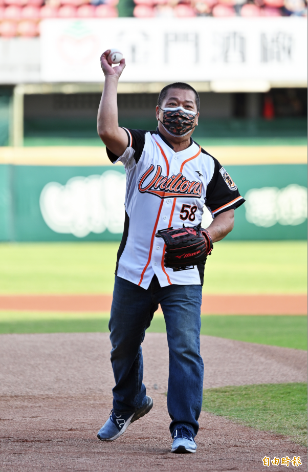 球團邀請胡智為父親胡國政開球，且特別安排開完球後就交給胡智為。（記者張忠義攝）