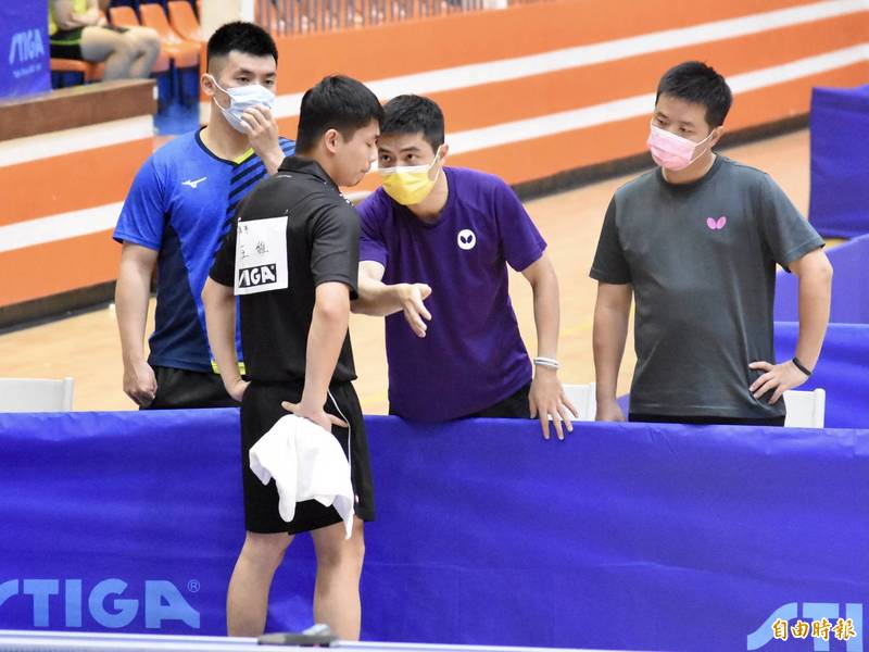 莊智淵下午變成督軍教練。（記者林岳甫攝）