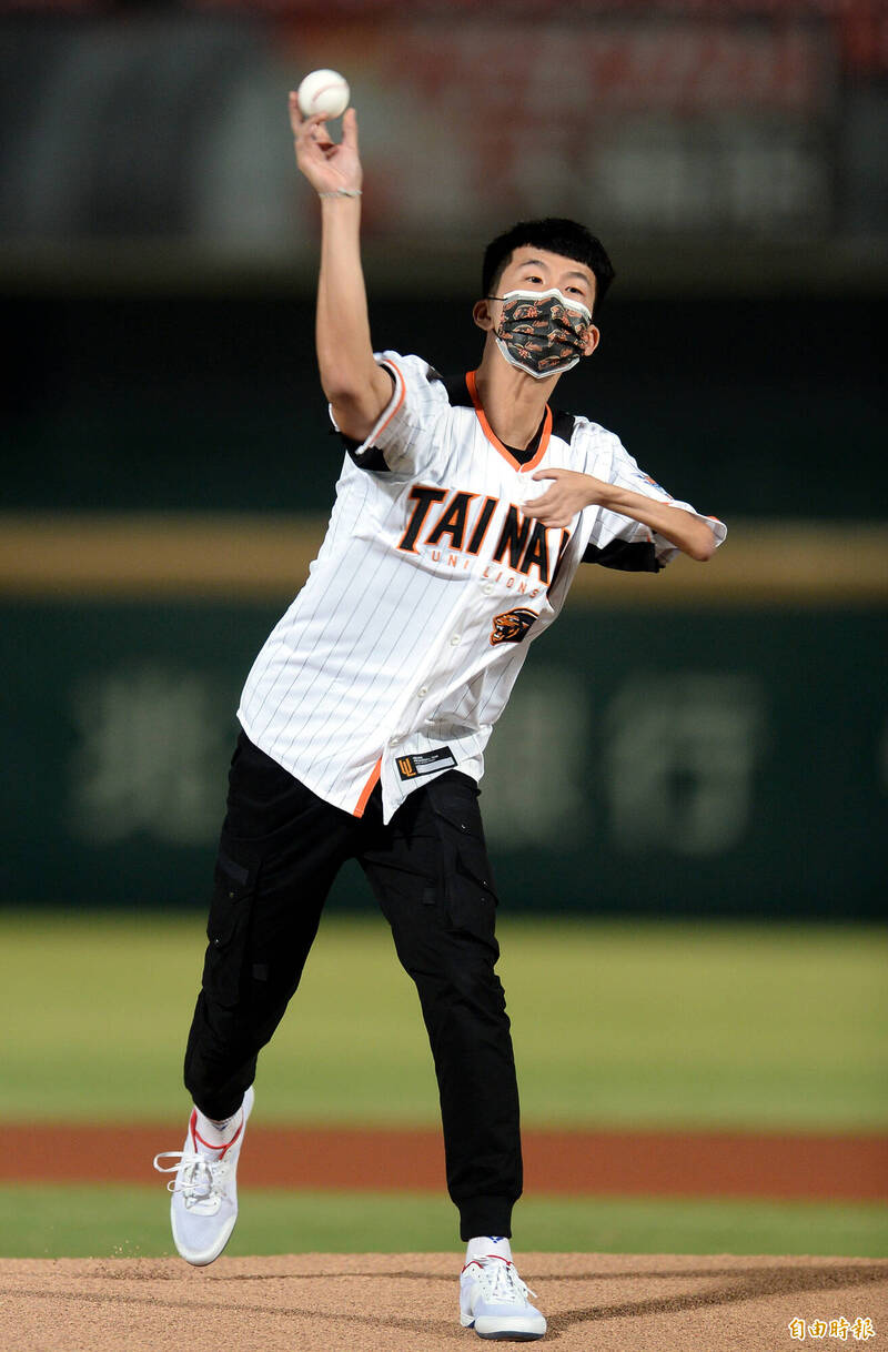 帕運國手方振宇受邀為統一獅開球。（記者林正堃攝）