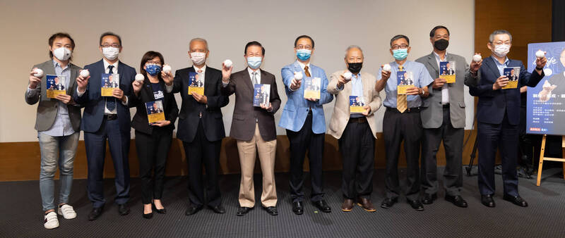 前中職會長吳志揚今天舉行關於職棒管理的新書發表會。（天下文化提供）