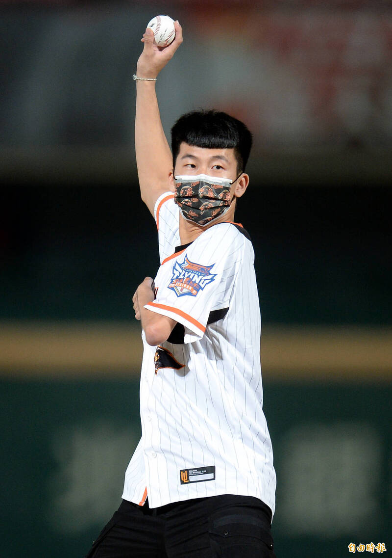 帕運國手方振宇受邀為統一獅開球。（記者林正堃攝）