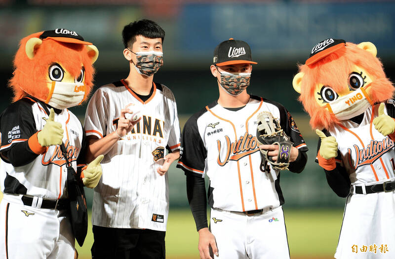 帕運國手方振宇受邀為統一獅開球。（記者林正堃攝）