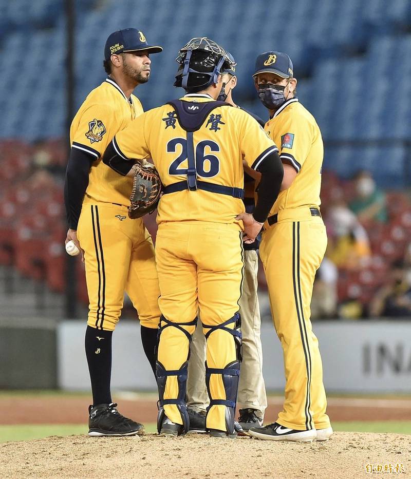 羅傑斯遇亂流。（記者塗建榮攝）