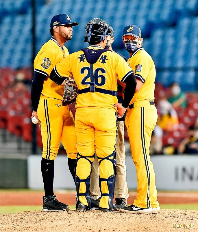 兄弟尚未完成洋將最後登錄。（資料照，記者塗建榮攝）