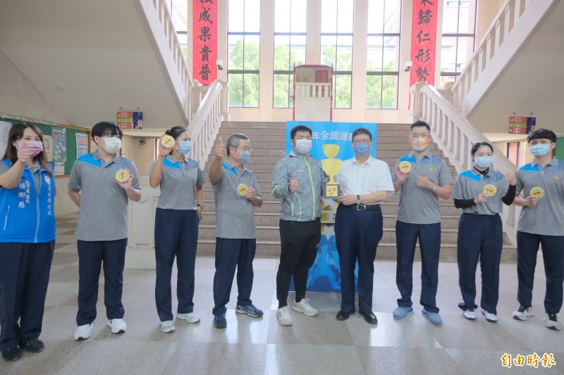 全國運動會本週六（16日）到21日將在新北市登場，新竹縣代表隊選手們今天（13日）手持金牌貼紙，象徵燃起奪取佳績的鬥志。 （記者廖雪茹攝）
