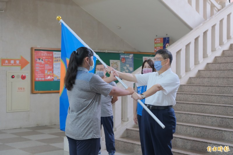 全國運動會本週六（16日）將在新北市登場，新竹縣長楊文科今天在縣府大廳親自領軍授旗，鼓舞選手。（記者廖雪茹攝）