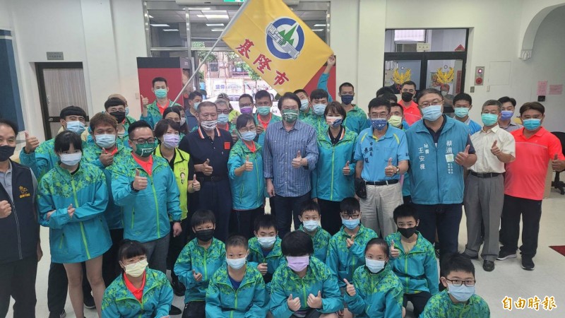 全國運動會基隆市代表隊授旗出發。（記者盧賢秀攝）