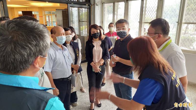 蔡其昌至大甲會勘幼獅工業區服務中心設置非營利幼兒園耐震補強暨室內裝修工程。（記者張軒哲攝）