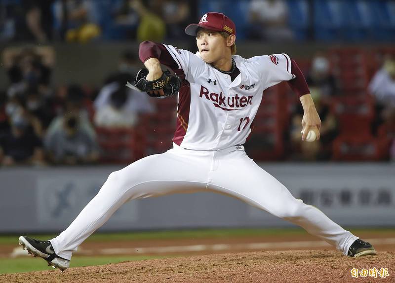 樂天桃猿陳冠宇上場中繼。（記者陳志曲攝）