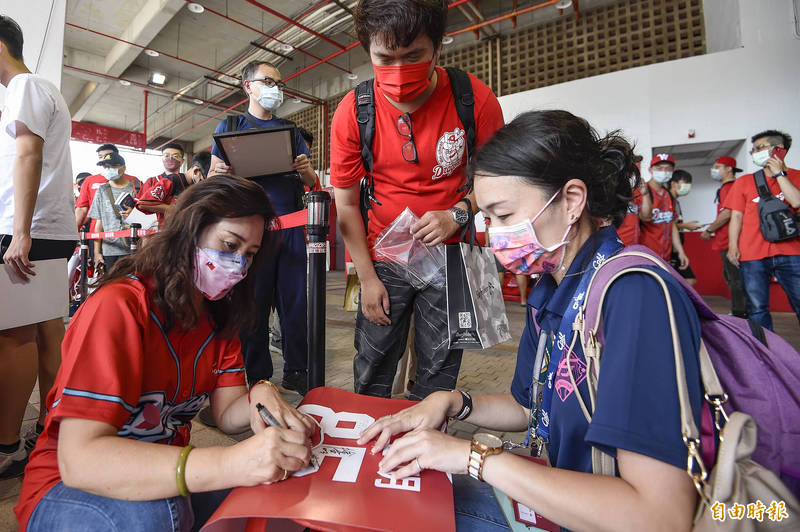 師母謝榮瑤也在現場幫球迷簽名。。（記者陳志曲攝）