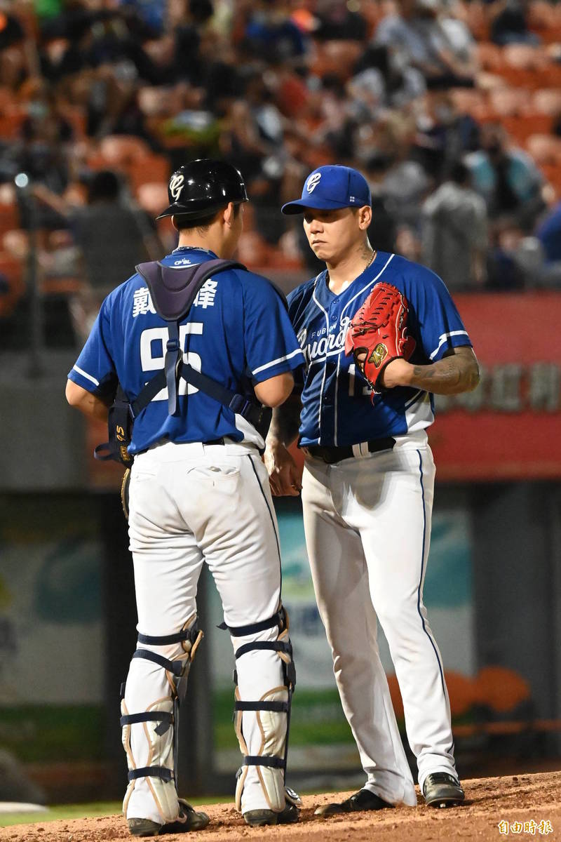 陳鴻文遇上滿壘危機。（記者李惠洲攝）