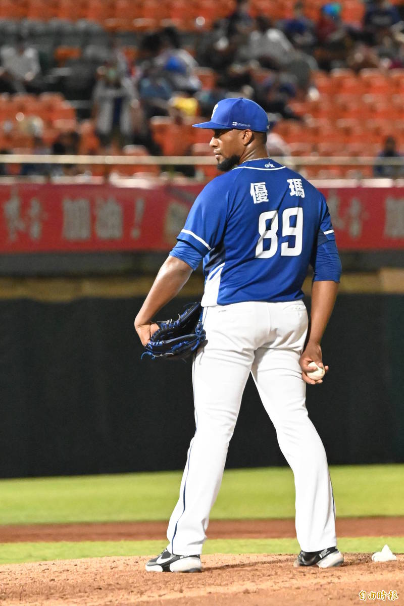 優瑪登板中繼失2分。（記者李惠洲攝）