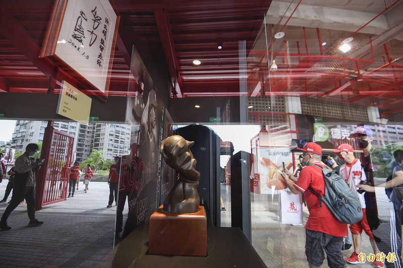 味全龍球團在天母棒球場二樓設置徐總文物展。（記者陳志曲攝）