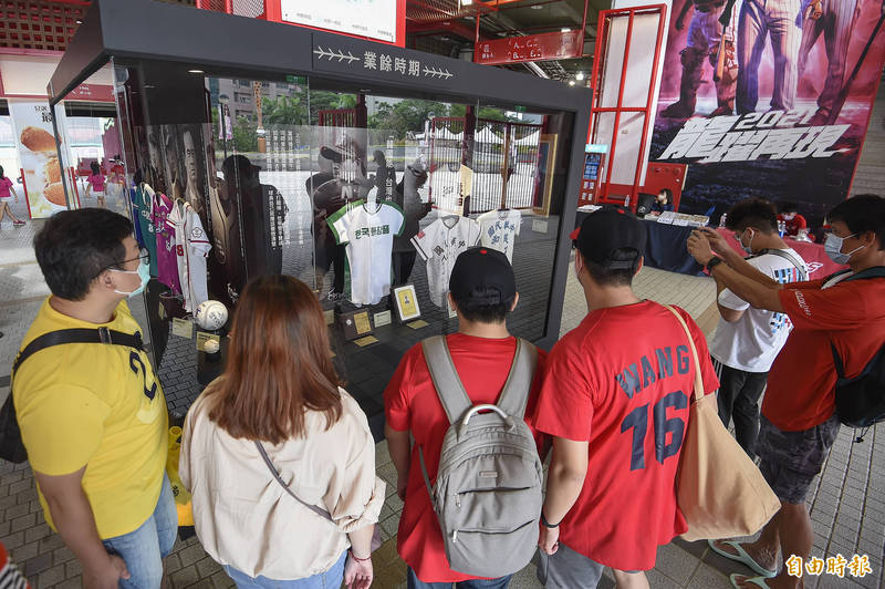 味全龍球團在天母棒球場二樓設置徐總文物展。（記者陳志曲攝）