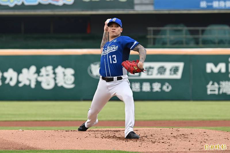 富邦悍將先發投手陳鴻文。（記者李惠洲攝）