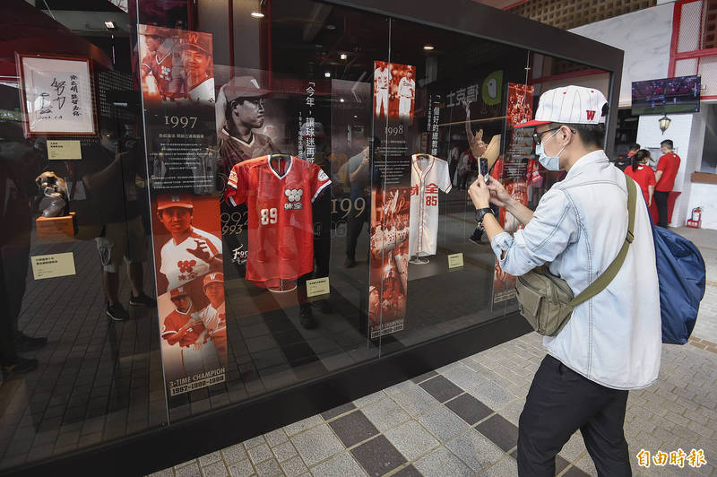 味全龍球團在天母棒球場二樓設置徐總文物展。（記者陳志曲攝）