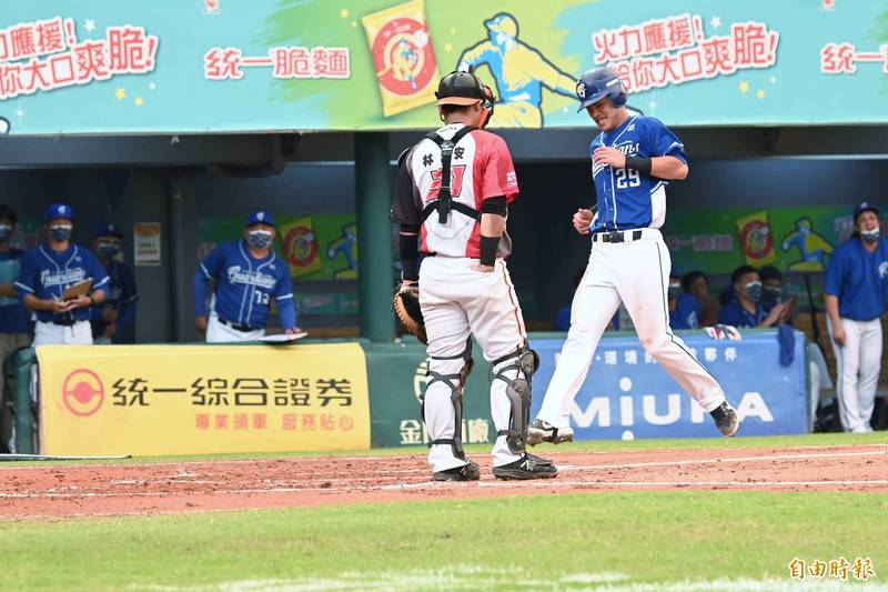 范國宸衝回本壘拿下悍將第1分。（記者李惠洲攝）