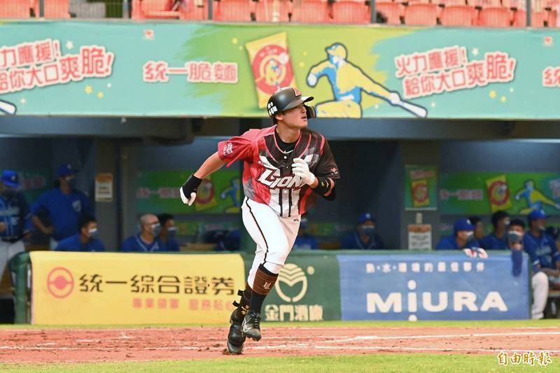 李丞齡開轟。（記者李惠洲攝）