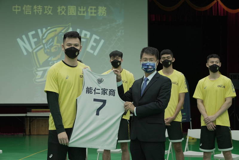 中信特攻謝亞軒（左）致贈簽名球衣給能仁家商校長洪志旻。（中信特攻提供）