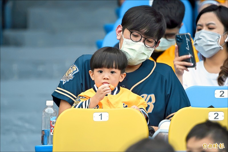 洲際球場昨起條件式開放球迷飲食。（記者陳志曲攝）