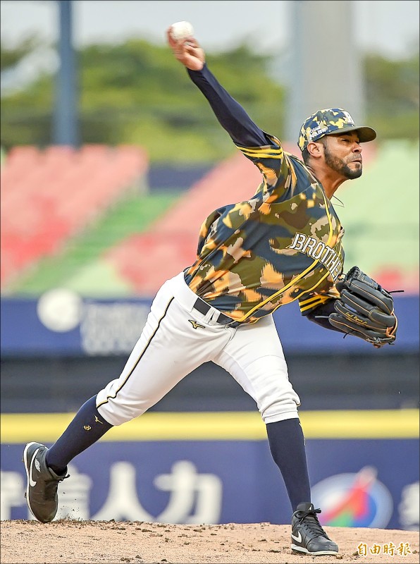 兄弟洋投羅傑斯昨投出本季最好表現，第2勝到手。（記者陳志曲攝）