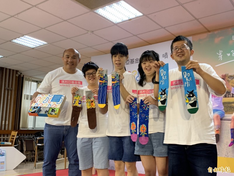 張泰山與瑪利亞心智障礙青年創作的快樂襪，盼民眾加持加入募資計畫。（記者蔡淑媛攝）