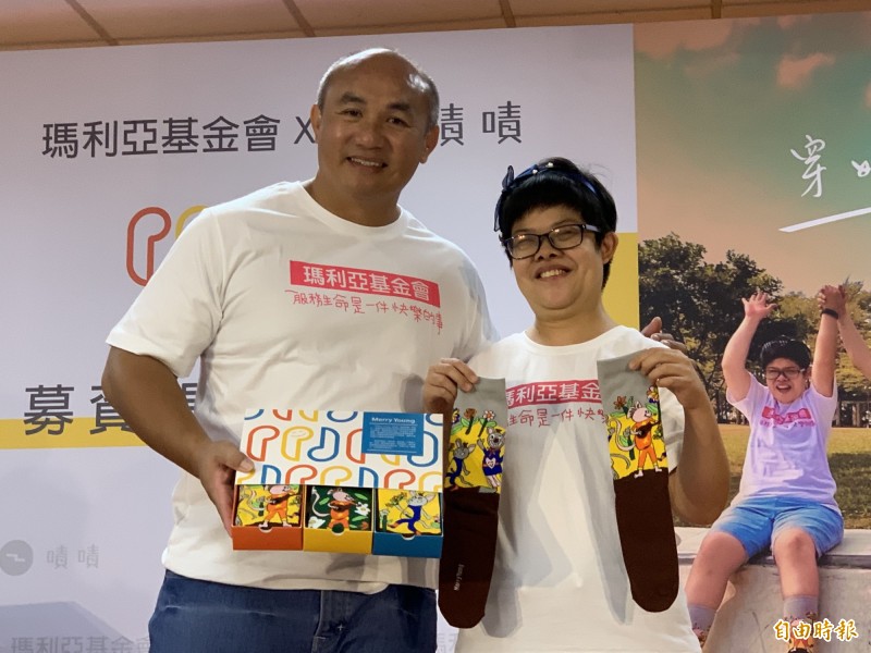 張泰山與小湘創作的「老鼠的音樂會」快樂襪，色彩繽紛又快樂。（記者蔡淑媛攝）