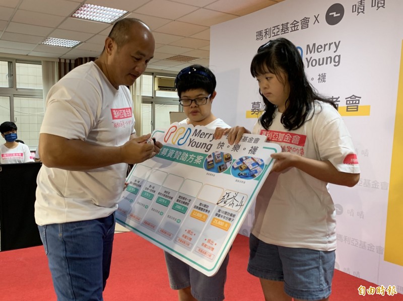 張泰山贊助公益方案購買百雙作為耶誕禮物送南投中寮千秋國小棒球隊。（記者蔡淑媛攝）