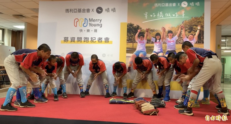 南投中寮千秋國小棒球隊為瑪利亞青年唱加油隊呼打氣。（記者蔡淑媛攝）