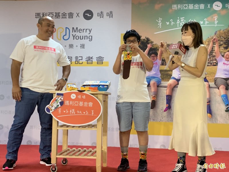 張泰山與小湘創作的「老鼠的音樂會」快樂襪，色彩繽紛又快樂。（記者蔡淑媛攝）