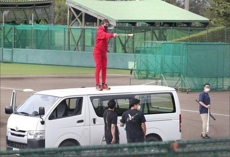 新庄剛志視察秋訓時，爬上麵包車訓練選手