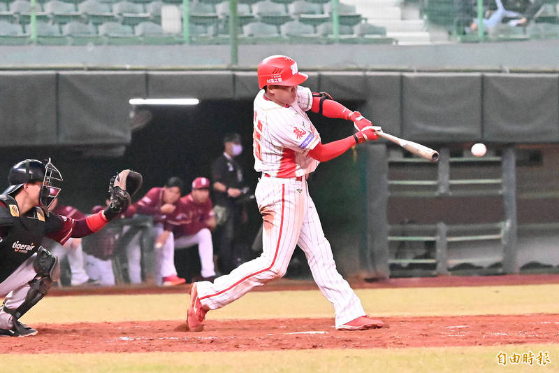 王順和生涯第7場出賽終於敲出中職首安。（記者李惠洲攝）