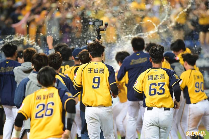 中信兄弟林智勝替補上陣，於11局下敲出再見轟。（記者廖耀東攝）