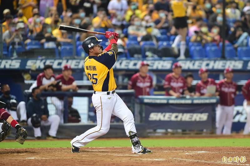 中信兄弟林智勝替補上陣，於11局下敲出再見轟。（記者廖耀東攝）