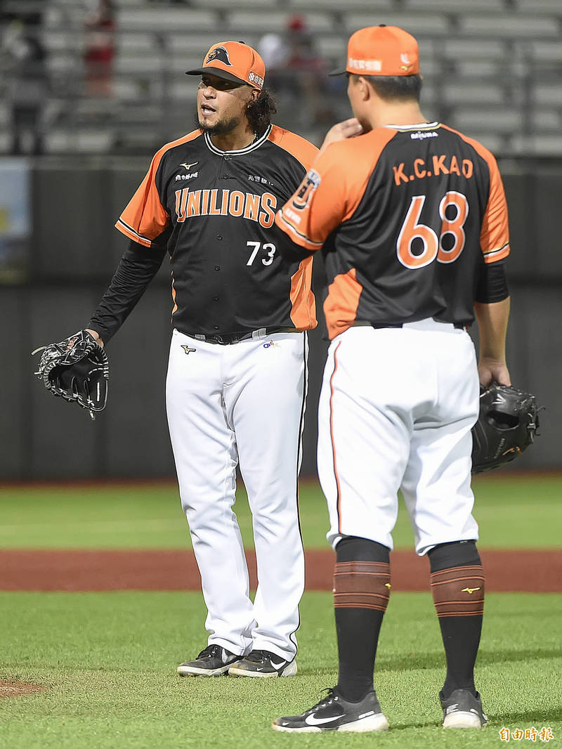 統一獅先發投手飛利士（左）發洩不滿情緒。（記者陳志曲攝）