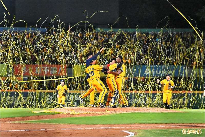 中信兄弟以4勝0敗橫掃尋求衛冕的統一獅，隊史繼2010年後再於台灣大賽奪冠。（記者李惠洲攝）