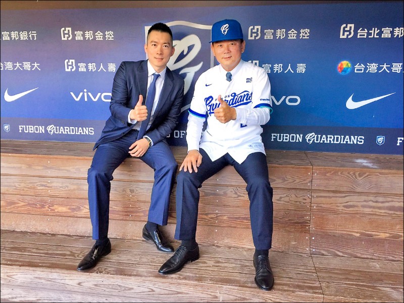 悍將首任領隊蔡承儒（左）卸任，教頭洪一中「准辭」未定。（資料照）