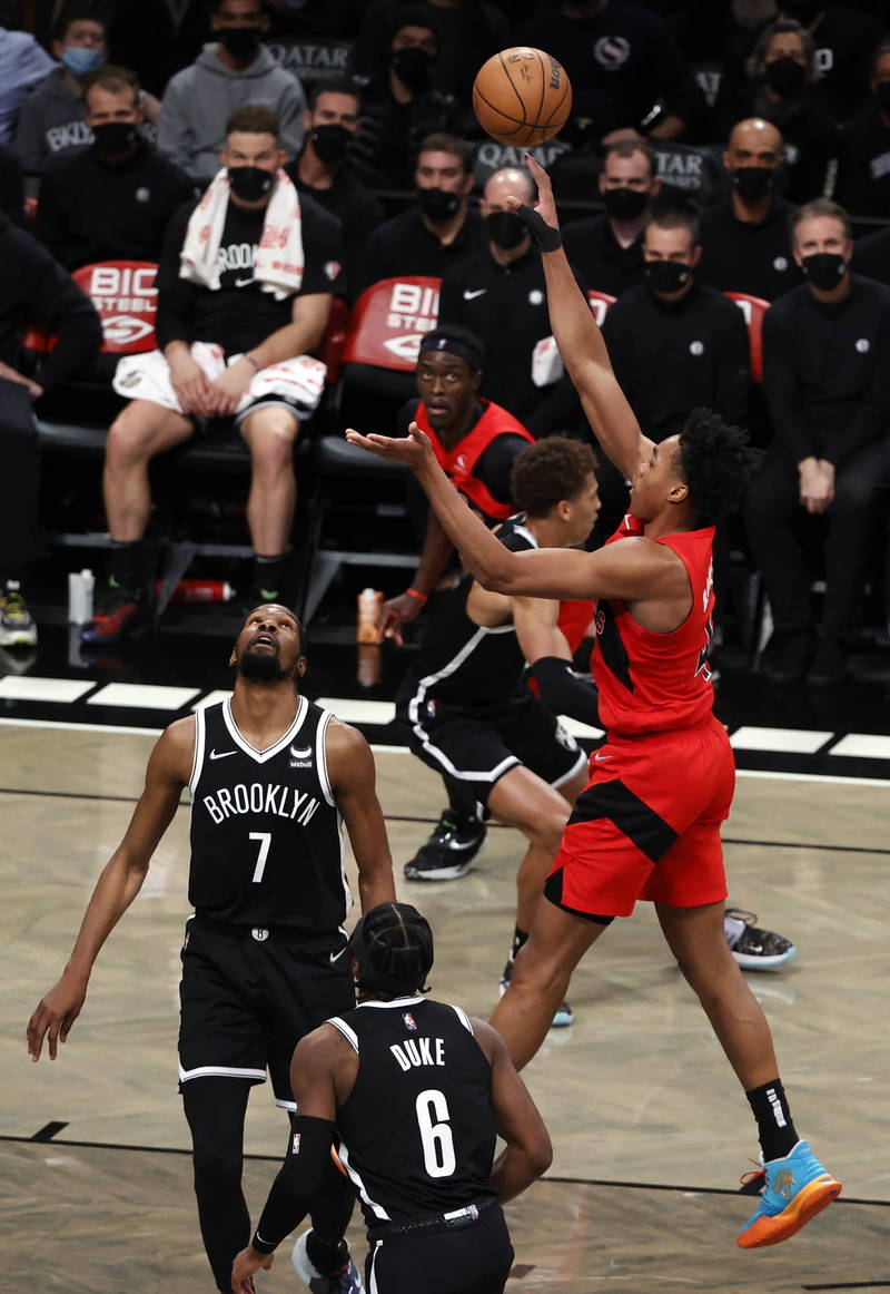 菜鳥巴恩斯第四節末連續兩顆三分助隊追平，可惜延長賽最後一擊失手。（歐新社）