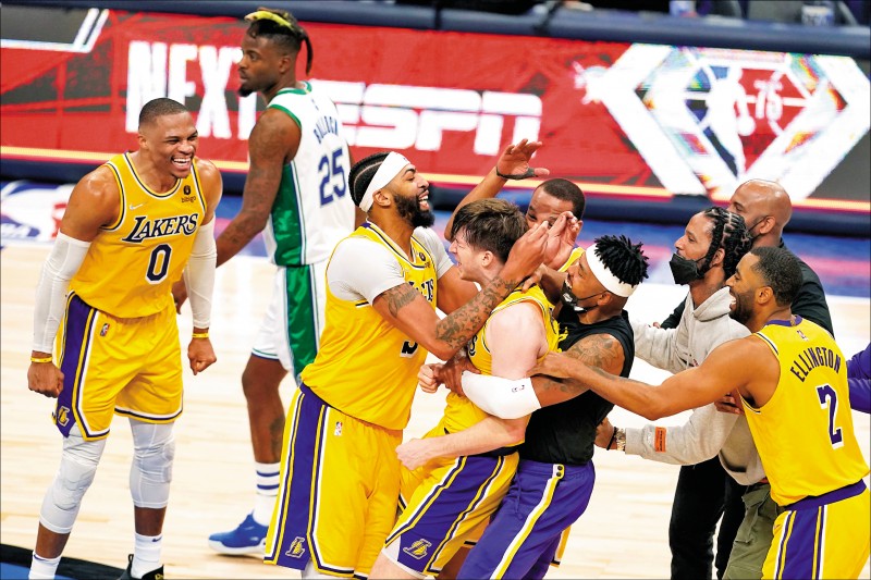 湖人菜鳥里維斯延長賽終場前1秒投進準絕殺三分球，全隊欣喜若狂。（美聯社）